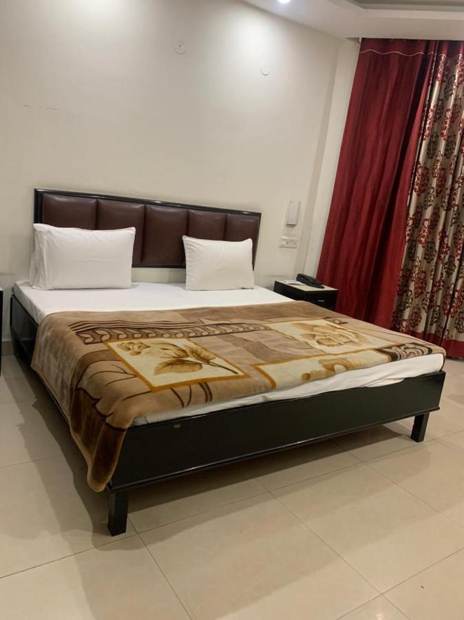 Hotel Raman'S Jagādhri Dış mekan fotoğraf